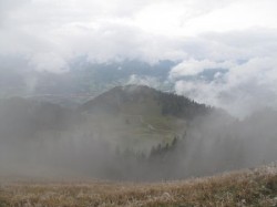 Durch den Nebel ins Tal